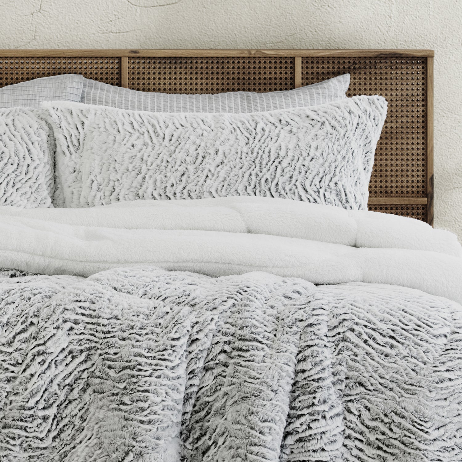 Ardor Boudoir Faux Fur Sherpa Comforter Set – Queen/King, 3-Piece
