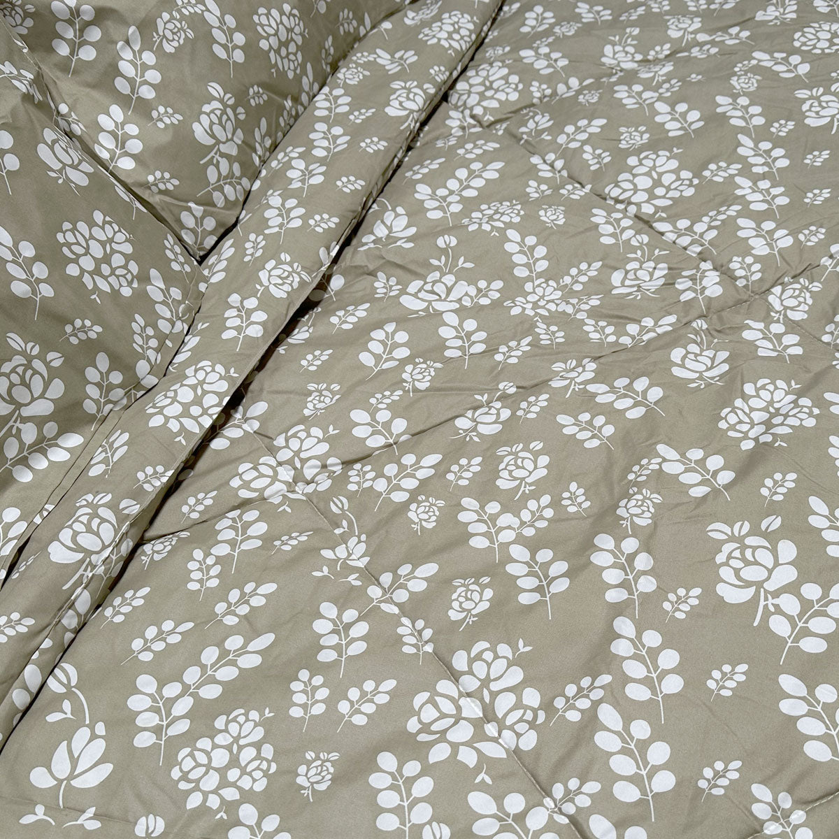 Hotel Living Corbett Lightweight Comforter Set – Floral Outlines