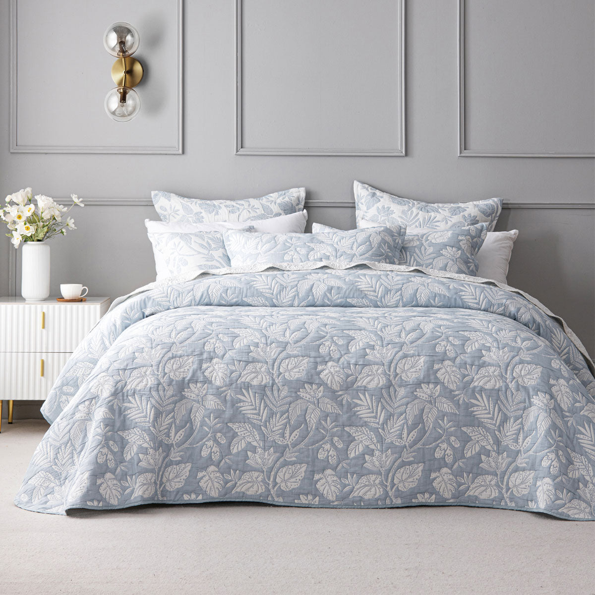 Bianca Laurieton Botanical Bedspread Set – Blue and white, King