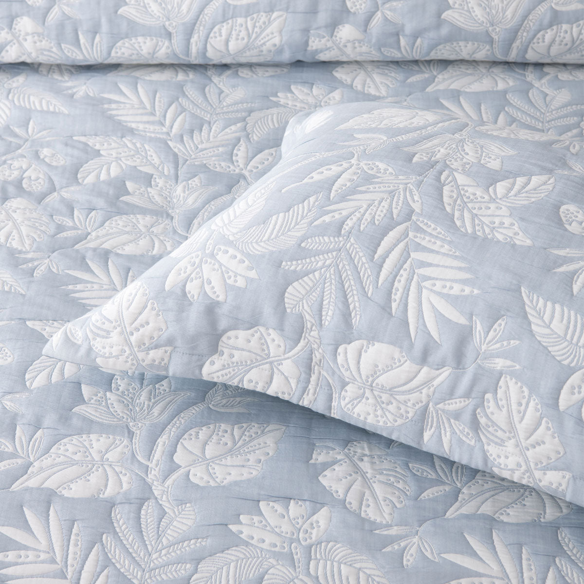 Bianca Laurieton Botanical Bedspread Set – Blue and White, Super King