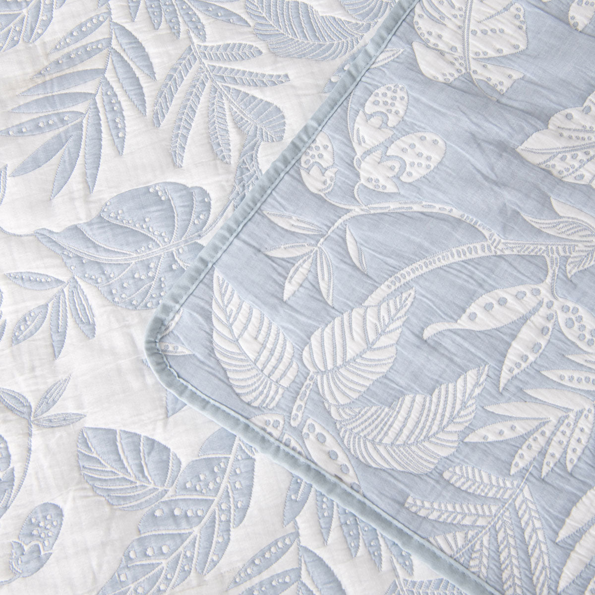 Bianca Laurieton Botanical Bedspread Set – Blue and White, Super King