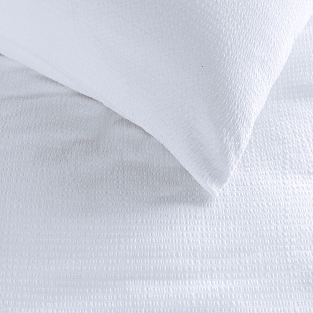 Bedding House Summer Seersucker King Quilt Cover Set – White