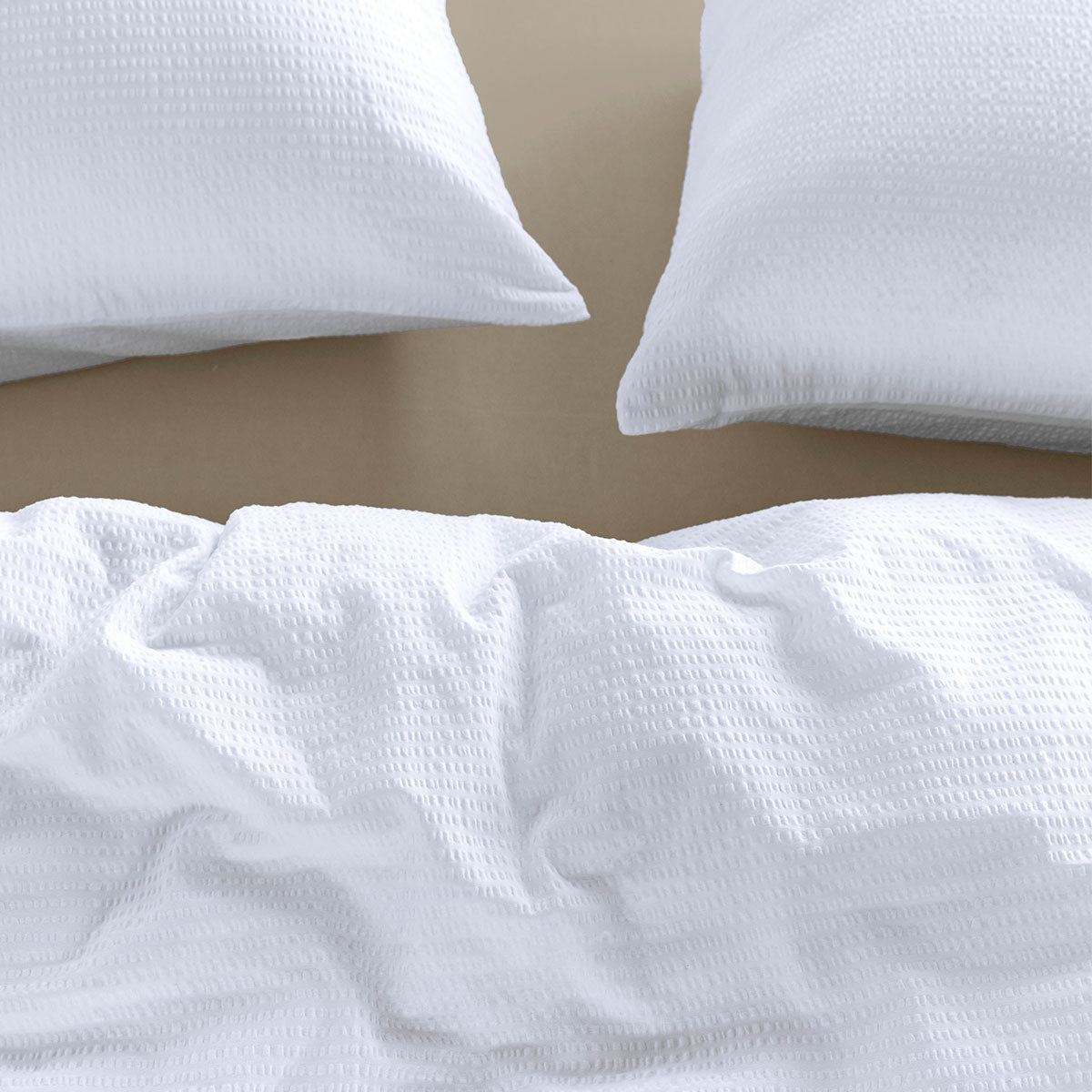 Bedding House Summer Seersucker King Quilt Cover Set – White
