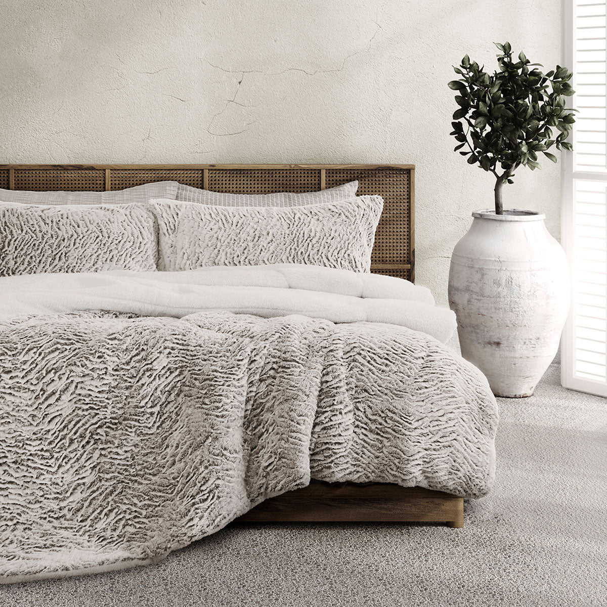 Ardor Bear Faux-Fur Comforter Set with Sherpa Reverse – Single/Double