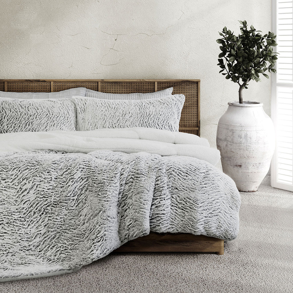 Ardor Silver Faux-Fur Comforter Set with Sherpa Reverse – Single/Double