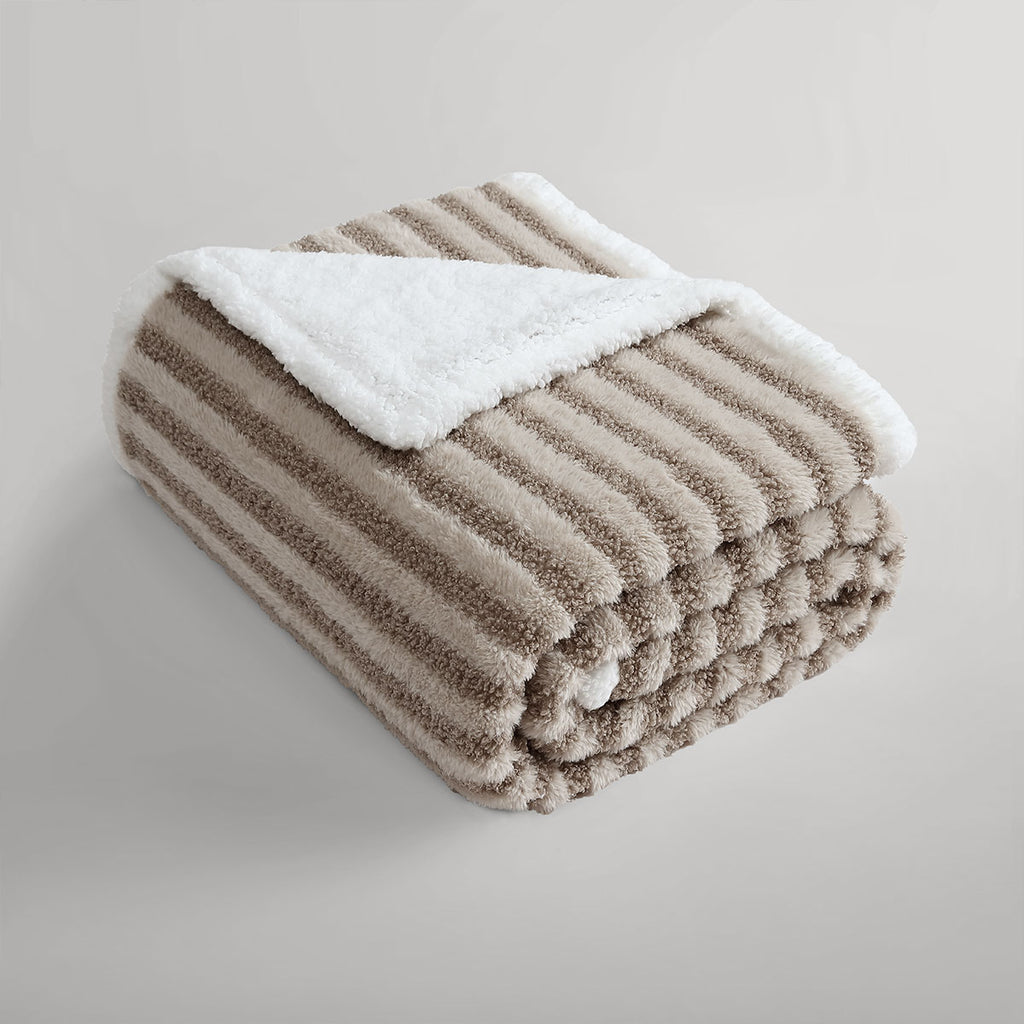 Ardor Carter Bouclé Throw with Sherpa Reverse – 130 × 170 cm