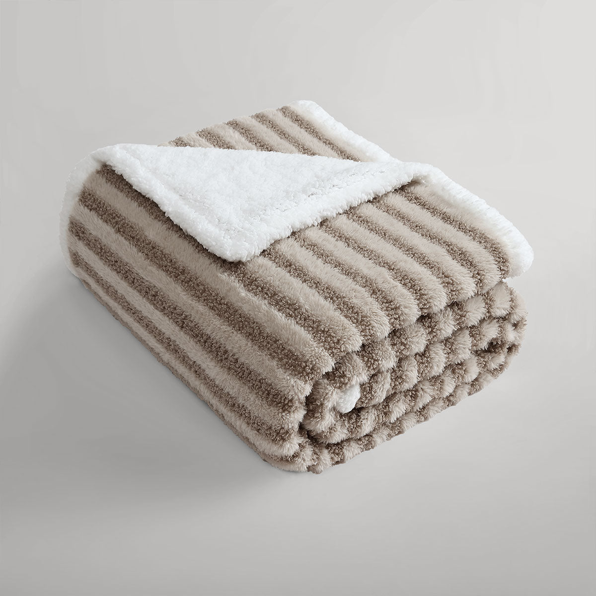 Ardor Carter Bouclé Throw with Sherpa Reverse – 130 × 170 cm