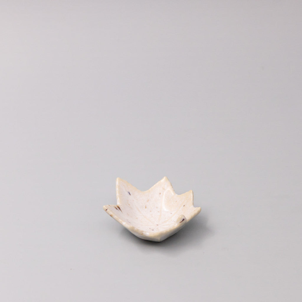 Ivory Fleck Maple Leaf Sauce Dish – 6cm