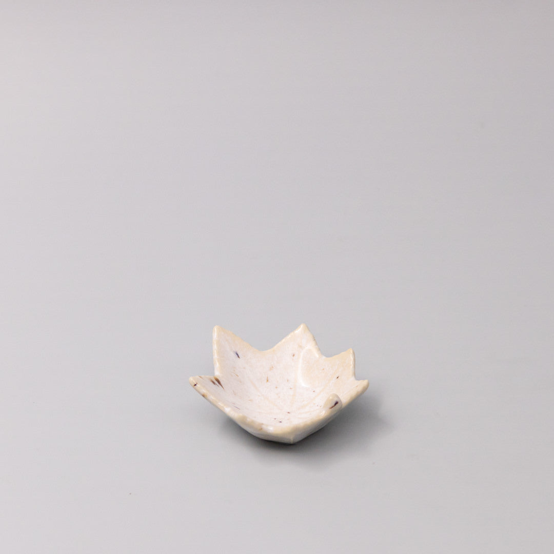 Ivory Fleck Maple Leaf Sauce Dish – 6cm